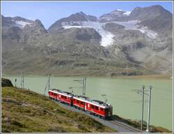 Kurz vor Ospizio Bernina schweift der Blick �ber den Lago Bianco zum Piz d`Arlas und Piz Cambrena mit dem gleichnamigen Gletscher.