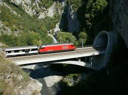 Seit November 2004 verl�uft die Strecke Salgesch - Leuk nicht mehr eingleisig dem Hang entlang, sondern Doppelspurig durch den Berg, und nur kurz zwischen den beiden Tunnel �ber die Dalaschlucht.
