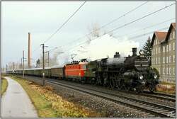 Dampflok 310.23 & E-Lok 1044 040 fahren mit dem Sonderzug 16801 von Wien S�d nach M�rzzuschlag zum M�rzer Christkindlmarkt.