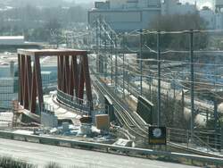 Die neue RhB Br�cke zwischen Zizers und Untervaz/Trimmis,jetzt an ihrem devinitiven Standort.Nun fehlen nur noch die neuen Gleise.Rechts die alte Br�cke von 1896.Zizers 17.01.09