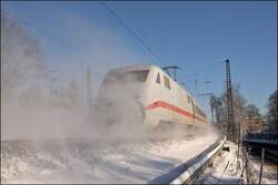 Unbkannter 402er ist als ICE 557 nach Berlin-Ostbahnhof unterwegs.
