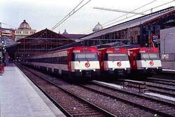 Bf Madrid Principe Pio (Estaci�n de Norte), 446 028, 306 und 059   abgestellte Verst�rkungsz�ge f�r die Linien C7 und C10, April 2004  (eine Rubrik BR 446/447 gibt es noch nicht)