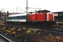 212 050-9 mit eine sehr kurze Nahverkehrszug zwischen M�nchengladbach und Dalheim auf M�nchengladbach Hauptbahnhof am 25-10-1994.