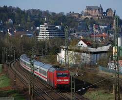 Unterm Marburger Landgrafenschloss (I) –  Hier beginnt der dritte und letzte Teil der Trilogie aus Marburg – Gerade f�hrt IC 2276 (KA−HH) mit 101 100-3 nach Marburg ein.