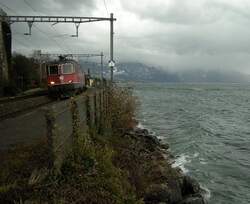 Bahnhof mit Sturmanschluss: Re 4/4 II 11337 f�hrt am 10.