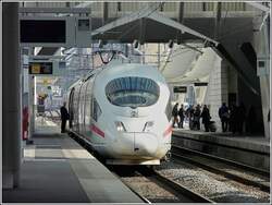 F�hrt keiner mehr mit? scheint der Schaffner in Richtung Fotografen zu fragen kurz bevor er die T�ren schlie�t und der ICE sich in Richtung Br�ssel in Bewegung setzt.