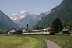 Der Regionalzug 7736 mit RBDe 560 044 am Zugschluss hat soeben die Haltestelle Leuggelbach in Richtung Rapperswil verlassen.