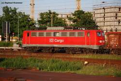 Mit der Abendsonne im R�cken als gigantischer Scheinwerfer lie� sich 140 002-7 am 25.05.09 im Bahnhof Sch�nefeld ablichten.