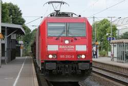 Die 185 293-8 bei der Durchfahrt in Geilenkirchen am 03.06.2009