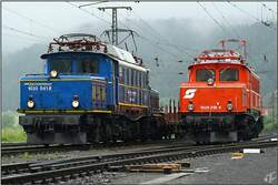 1020 041 der MWB f�hrt mit SDG 90533 von Salzburg Gnigl nach Villach S�d Gvbf.Daneben steht die Lienzer 1020 018 (ex E 94 001)Anlass f�r diese Fahrt war das 100 Jahre Tauernbahn Jubil�um, mit Festen