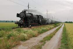 Tfz 52.4984 + 2050.002, unterwegs als R 16344 von Wien S�dbahnhof (Ostseite) nach Spitz/Donau zur Sonnwendfeier, kurz vor Absdorf-Hippersdorf, an diesem verregneten 20.06.2009.