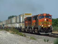 Eine 3er Traktion BNSF Dash-9 zieht am 12.07.2009 einen 