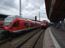 Treffen im Stralsunder Hbf.links RE9 von Stralsund Richtung Ostseebad Binz in der Mitte steht 120 125-0 mit IC1805/1815 von Ostseebad Binz/Seebad Heringsdorf nach K�ln Hbf.rechts steht   218