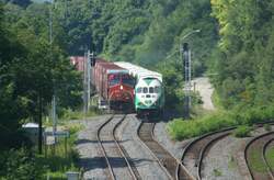 GO-Transit MP40-3c 618 mit Reginalzug nach Hamilton und G�terzug mit 2 C44-9W 2666 und 2536 von Hamilton in Richtung Toronto bei ihrer Begegnung am 1.8.2008 in Bayview Junction, bei Hamilton,ON.