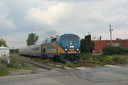 VIA-Rail Personenzug P42-DC903 in Richtung Toronto am 2.8.2009 in der Torbram Road in Malton.