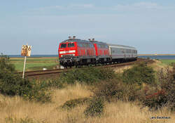 218 369-7 und 218 344-0 verlassen am 6.08.09 mit dem IC 2310 aus Frankfurt (M) Hbf den Hindenburgdamm und werden gleich Morsum auf dem Weg nach Westerland/Sylt durchfahren.
