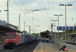 152 127-7 durchf�hrt am 16.08.09 mit einem Containerzug den Bahnhof L�neburg Richtung S�den.