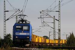 145-CL 203 zieht einen Ganzzug M�llcontainer in Richtung Dresden, bei Jessen, 19.08.09