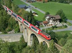 Glacier-Express 902 von Zermatt nach Davos auf dem Viadukt von Grengiols.