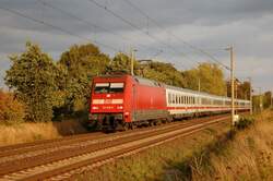 101 039-6 mit IC am Abend des 30.08.2009 kurz vor �berquerung des Mittellandkanals bei Peine