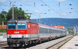 1044 071 saust am 7.9.2009 mit einem IC durch den Bahnhof Bad V�slau 