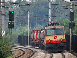 Schachbrett 1044 092 mit ein paar G�terwagen beim Einkurven in die Hst.
