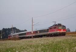 Die letzten Sonnenstrahlen am 20.09.2009  nutzte ich aus um ein Bild von der  1142 639 zu machen welche mit dem  IC 601 auf der Phyrnbahn zwischen Rohr und  Kremsm�nster unterwegs war.