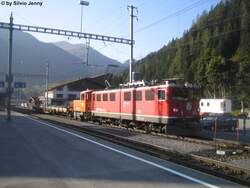 Angestrahlt von der Pr�ttigauer Morgensonne steht am 22.9.09 die Ge 6/6'' 702 ''Curia'' in Klosters vor einem G�terzug.