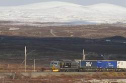 El 14.2200 vor der Kulisse der schneebedeckten 2000er vom Dovrefjell kurz vor Hjerkinn; 02.10.2009