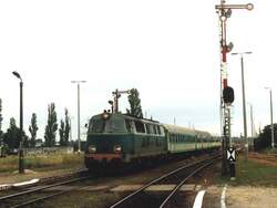 SU45-184 mit Zug 33223 Gorz�w Wielkopolski-Kostrzyn auf Bahnhof Kostrzyn am 18-7-2005.