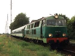 SU45-217 mit Zug 33322 Kostrzyn-Krzyz auf Bahnhof Gorz�w Wielkopolski Wieprz am 18-7-2005.