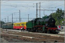 Der bunt zusammengemixte Museumszug wird am 16.08.09 von der P 8 Dampflok 64.169 in den Bahnhof von Ciney gezogen.