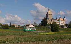 Regionalzug 119 beim Ch�teau de Vufflens.