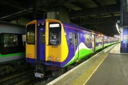 Noch sind nicht alle neuen Class 378 f�r London Overground abgeliefert; Auf der Linie Euston - Watford Junction sind nach wie vor alte Class 313 ex Silverlink zu sehen.