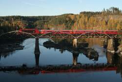 Ein Express der Bergensbanen �berquert den Snarumselva bei Vikersund.