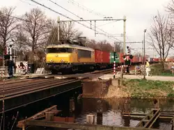 1622 mit G�terzug 52500 Veendam─Waalhaven-Zuid in Meppel am 13-4-1995.