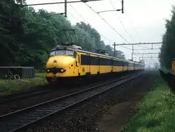 721 und 349 im Morgenlicht mit Regionalzug 3633 Zwolle-Roosendaal bei Wijhe am 19-5-1993.