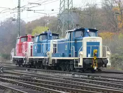 Auch dieser sch�ne Lokzug lief heute durch K�ln-Gremberg : vorne die 365 131-2 der RSE, dann die blaue 364 762-5 mit DB-Logo und die rote 365 109-8, von der das Logo entfernt wurde.