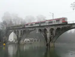 BD/WM - Regio mit den Triebwagen Be 4/8 25 und Be 4/8 21 unterwegs nach Wohlen auf der Br�cke �ber die Reuss in Bremgarten/AG bei unfreuntlichem Nebelwetter am 20.11.2009