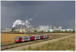 Eine 4020-Garnitur vor der Kulisse der Tullner Zuckerfabrik.