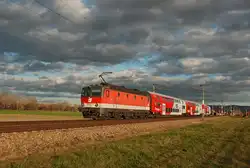 Auch im November gibt es Tage ohne Nebel;-) 1144 287 schiebt den REX 2137 nach Wien Franz Josefs Bahnhof.