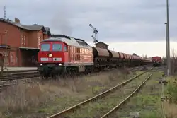 233 118-9 verl�sst mit ihren G�terwagen den Haldensleber Bahnhof in Richtung Flechtingen.Fotografiert am 23.11.2009