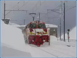 Xrot 9218 kommt von einem Streckeneinsatz Seite Alp Gr�m nach Ospizio Bernina zur�ck.