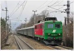 1110.524 mit SDZ E 16636 (M�dling - Zellerndorf), hier bei der Durchfahrt in Wien/Hetzendorf, 12.12.2009.