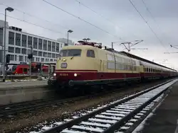Zwischen dem ganzen Italien Verkehr habe ich am 13.12.2009 auch noch die 103 235-8 mit Ihrem TEE aus Bischofshofen kommend in M�nchen Ost Pbf fotografieren k�nnen.