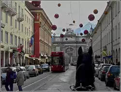 Zwei M�glichkeiten, die Stadt Innsbruck zu entdecken, begegnen sich am 22.12.09 in der Maria Theresien Stra�e.