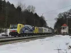 Die ES 64 F4-012 und die ES 64 F4-004 mit dem ekol KLV-Zug am 13.03.2010 bei der Durchfahrt in A�ling.