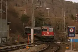 Wegen des Domino-Umbaus sind im Jura einmal mehr Re 4/4-BDt-Pendelz�ge im Einsatz.