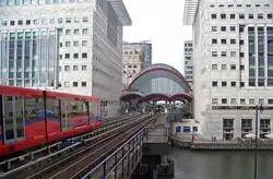 Eine Doppeleinheit der BR B07/B09 verl�sst die Heron Quays Station, zu sehen ist die Canary Wharf Station, 17.3.010.