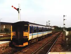 150 258 mit Zug Dunblane-Glasgow auf Bahnhof Stirling am 03-08-1999.
